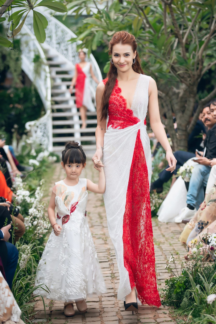 Hồng Quế cùng con gái xinh xắn thả bước trên sàn runway. 