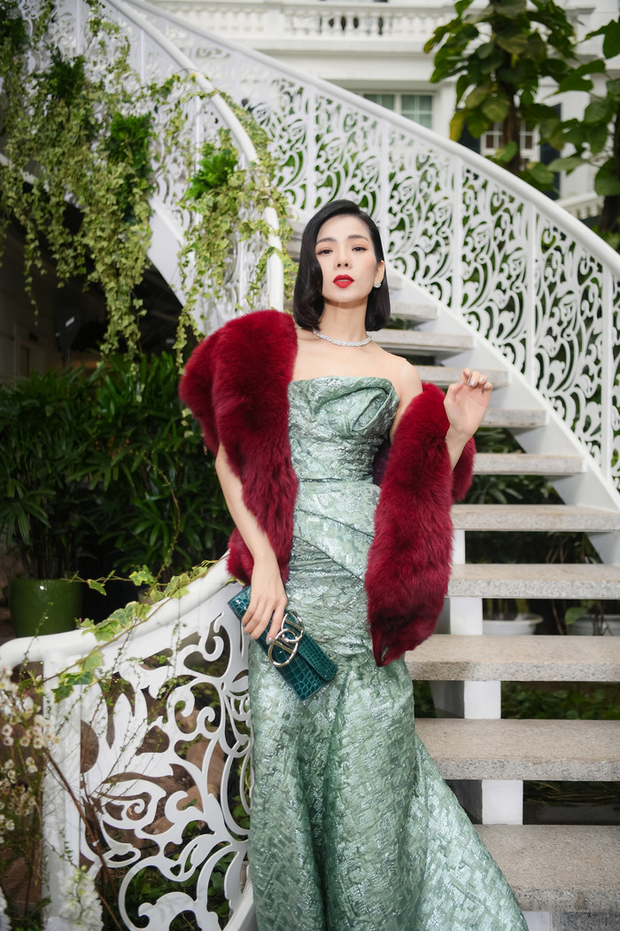 Để giữ ấm, người đẹp khoác nhẹ chiếc áo choàng lông mang tông màu đỏ nổi bật. 