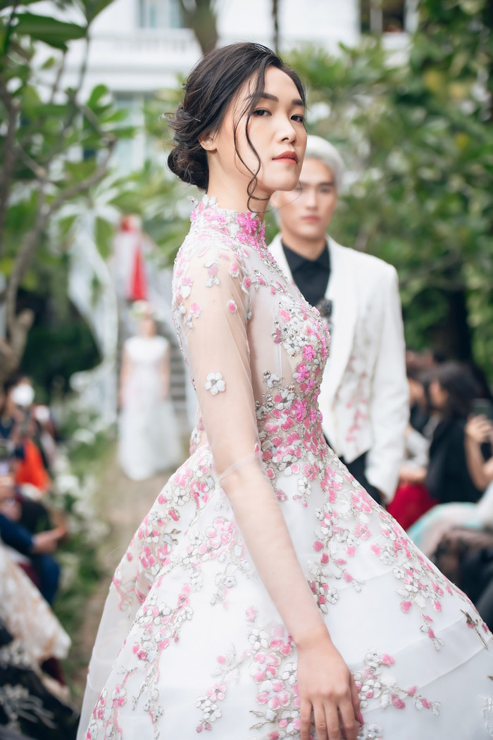 Hoa hậu Thùy Dung sải bước catwalk, thả dáng ngọt ngào. 