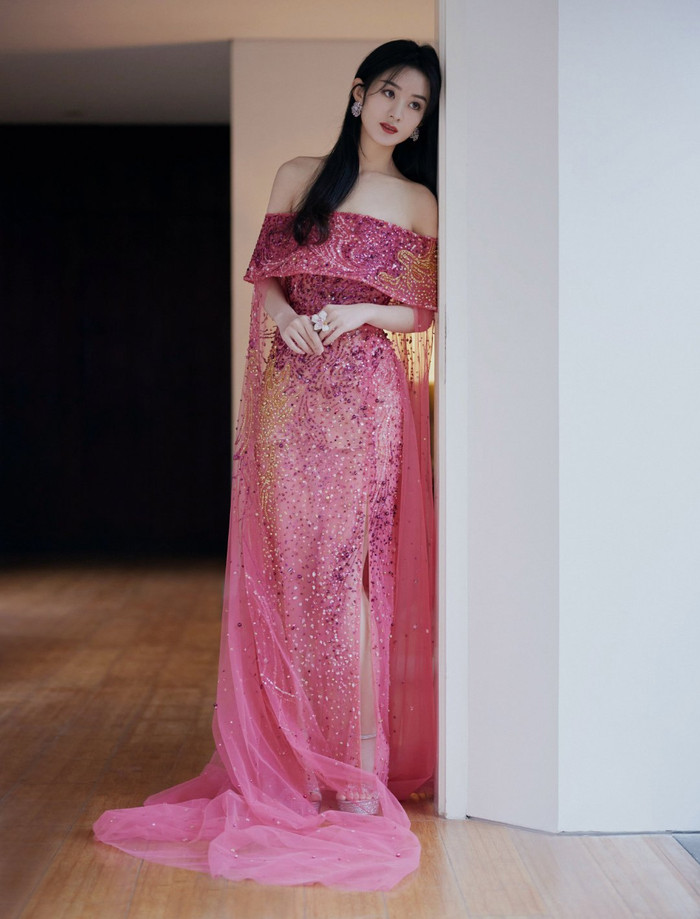 Thiết kế váy màu hồng trễ vai đến từ BST Thu/Đông Haute Couture 2020 của Georges Hobeika