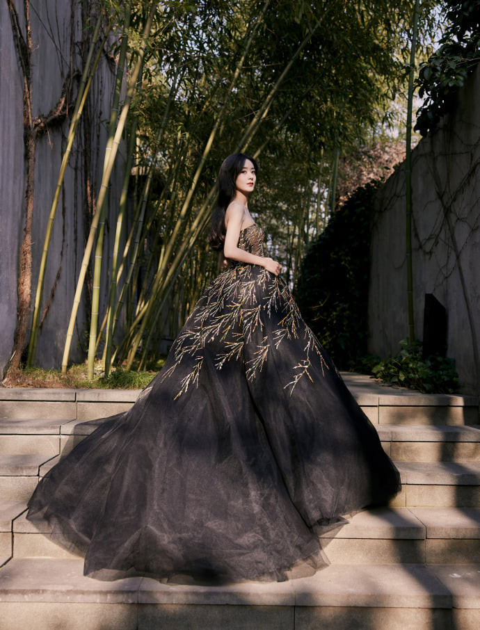 Mở màn trang phục thứ 1 là bộ váy đen tuyền của hãng thời trang xa xỉ Haute Couture Georges Hobeika