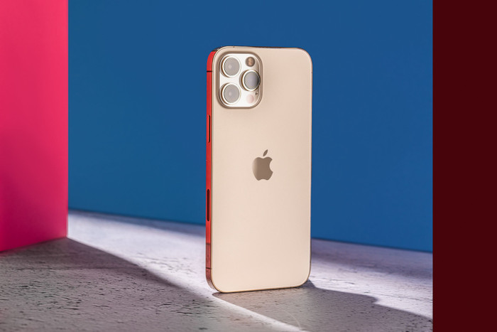 iPhone 12 Pro Max phiên bản màu vàng (Gold). (Ảnh: Mashable SEA)