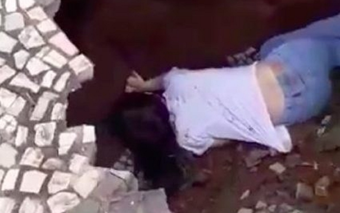 Clip: Đang đứng chờ qua đường, thiếu nữ bất ngờ bị 'hố tử thần' nuốt chửng Ảnh 2