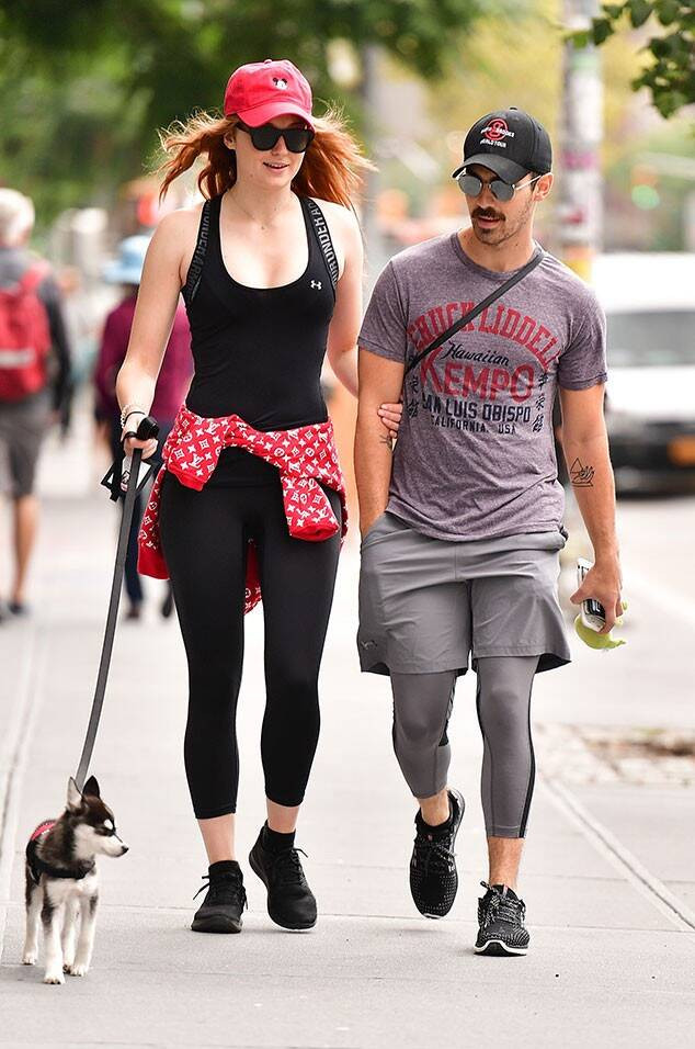 Joe cùng Sophie dắt chó đi dạo tại New York hồi tháng 9 năm 2017