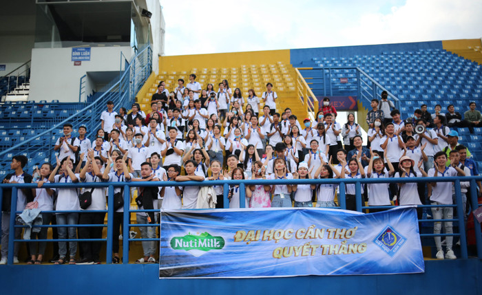 Khoảng cách địa lý không ngăn cản được tình yêu của các sinh viên Cần Thơ, họ được bầu Hải hỗ trợ nhiều chuyến xe để lên Bình Dương cổ vũ cho thày trò HLV Châu Đức Thành.