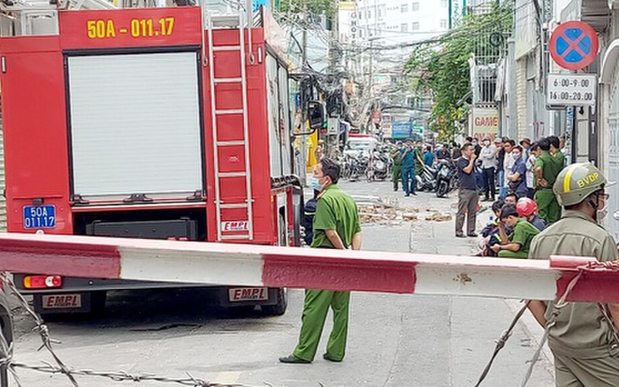 Sau tiếng nổ lớn, bức tường của quán bún đậu bị 'xé toạc' văng ra đường gây kinh hãi Ảnh 2