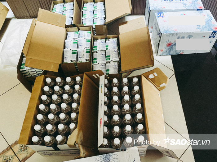 Từ 5h chiều, các bạn sinh viên tập hợp để cùng nhau đóng gói mì gói, dầu gió, hộp sữa, bánh bao cho người vô gia cư nhặt ve chai, bán hàng rong đêm.