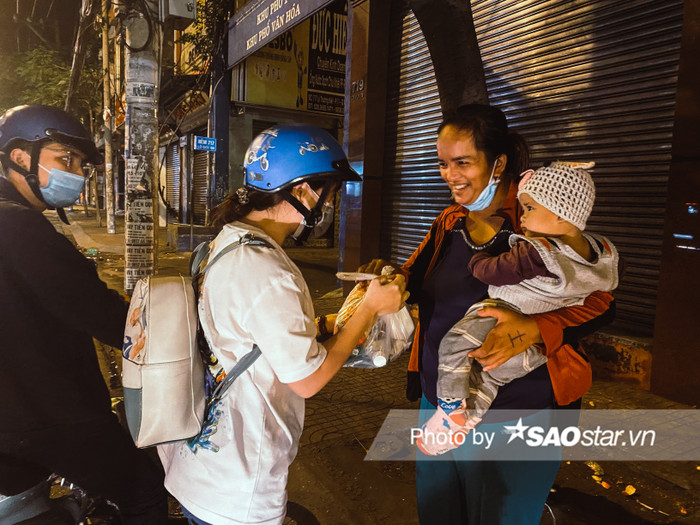 Chị Phan Thị. M nở nụ cười hạnh phúc khi được bạn tình nguyện nguyên trao gửi phần quả nhỏ. Chị là một trong những người vô gia cư lang thang trên con đường Lý Thường Kiệt, Quận 10, TP. Hồ Chí Minh. 