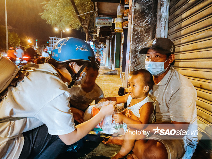 “ Giữa thành phố đầy ấp những hối hả, bon chen, đâu đó vẫn còn xuất hiện những sự tử tế, đầy tính nhân văn được nhân rộng, người với người gần nhau hơn…” 