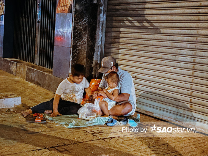 Ba cha con anh Hùng cứ thế, ngày qua ngày, đêm đêm ngồi co quắp tại một góc tối hè phố, không bìa, không chăn giữa đêm đông giá lạnh của Sài Gòn.