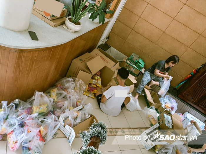 Ấm lòng những món quà đêm Noel dành tặng người vô gia cư ở khắp đường phố Sài Gòn Ảnh 2