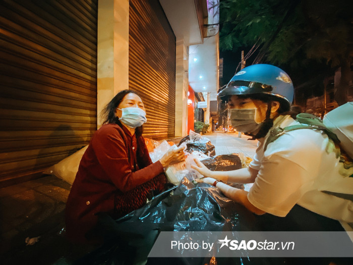 Cô Nguyễn Thị M. háo hức như đứa trẻ khi nhận được quà Noel sớm. Vượt qua các con đường, những phần quà cũng được trao đến tay người vô gia cư. Mừng rỡ cầm trên tay phần quả nhỏ, cô Nguyễn Thị M (ngồi trên đường Lý Thường Kiệt, Quận 10, TP.HCM) xúc động chia sẻ: “Cô mừng lắm con. Cô không nhà không cửa, không con cái, lang thang ngoài đường mấy chục năm qua, tài sản của cô cả những bịch nilong để kiếm sông qua ngày, cầm được phần quà trong mùa Giáng sinh cô vui lắm con. Cám ơn tụi con nhiều nhé”. Sài Gòn không có mùa đông nhưng Giáng sinh cũng khiến thời tiết trở nên lạnh hơn nhiều. Món quà tuy nhỏ nhưng mong rằng sẽ sưởi ấm bao trái tim nguội lạnh ngoài trời lạnh.