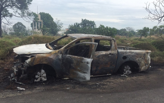 Giận vợ, chồng mang xe ô tô ra nghĩa trang đốt cháy trơ khung Ảnh 2