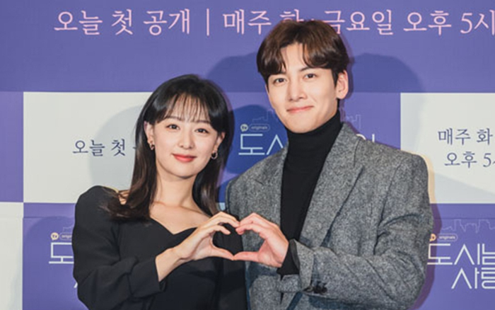 Ji Chang Wook ngọt ngào bên 'bạn gái' Kim Ji Won tại họp báo: Noel này không lạnh nữa rồi! Ảnh 2