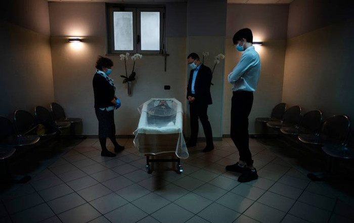 Ngày 12/5, Sabatino Di Girolamo (đứng giữa) - thị trưởng Roseto degli Abruzzi (Ý) - cùng con trai Francesco và chị gái Marisa Di Felice tiễn đưa mẹ một đoạn đường cuối cùng. Thi thể của bà Annunziata được đặt trong nhà xác Bệnh viện Giuseppe Mazzini ở thành phố Teramo.