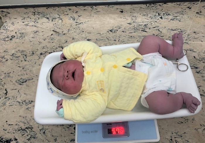 Bé trai chào đời tại Bệnh viện Bệnh Nhiệt đới Trung ương cơ sở Đông Anh (Hà Nội) chiều ngày 22/12. Ảnh: PLO