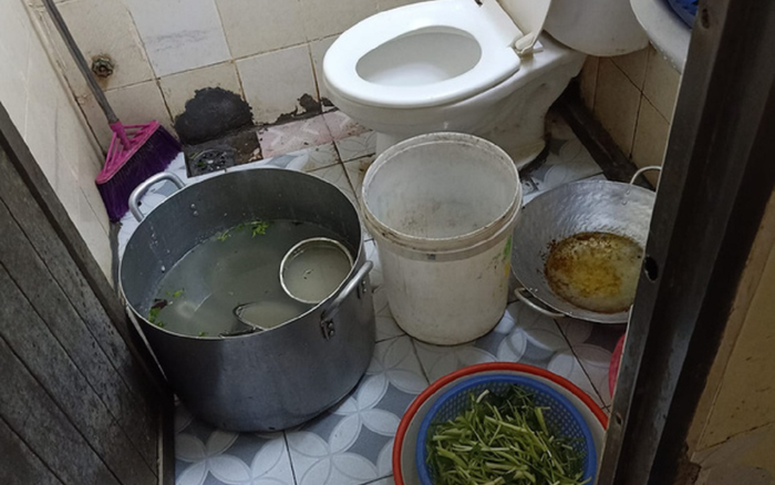 Khách Tây 'sốc nặng' trước cảnh tượng bên trong quán ăn: Rau, nồi đều được để dưới sàn toilet Ảnh 2