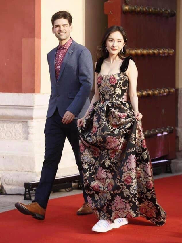 Dương Mịch là sao nữ Cbiz lăng xê mốt mang giày thể thao tích cực trên thảm đỏ 