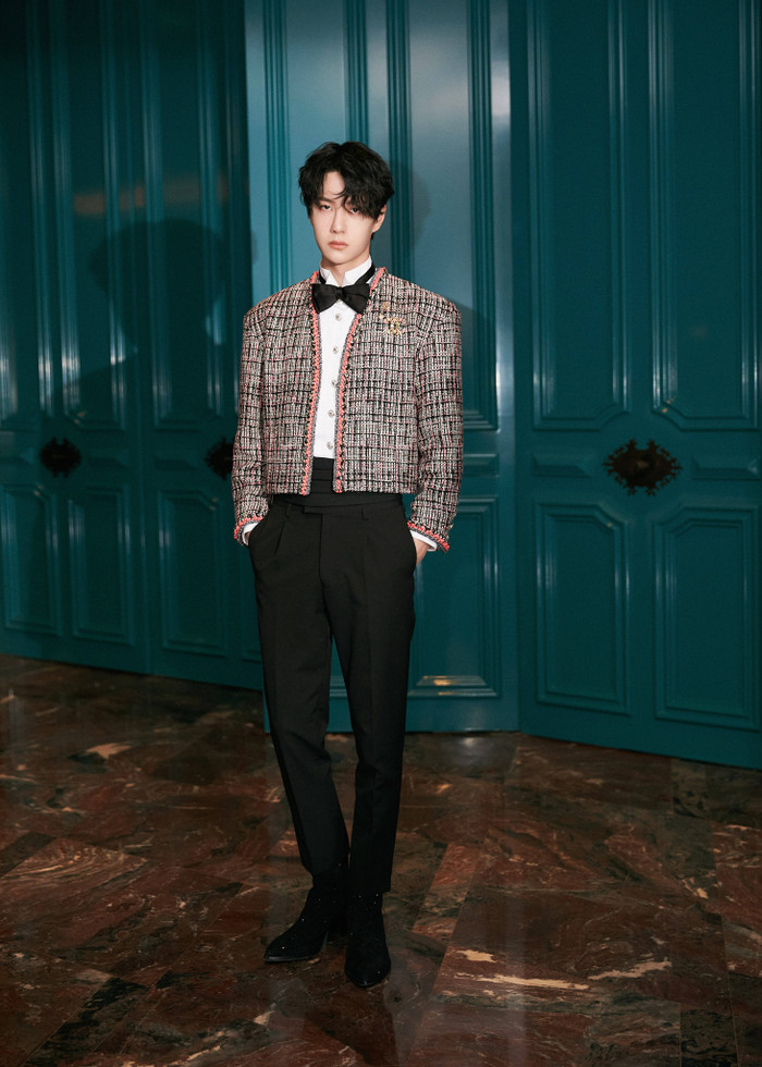 Trước thềm dự sự kiện Tinh Quang Đại Thưởng 2020, Vương Nhất Bác chọn trang phục mang phong cách phi giới tính khi anh chàng chọn kiểu áo khoác tweed của nữ giới mặc lên người 