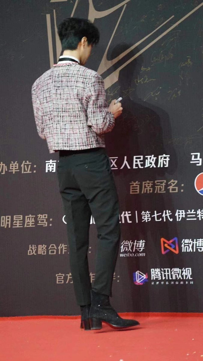 Nếu nhìn cận cảnh set đồ của Vương Nhất Bác có thể thấy anh chọn kiểu giày âu với phần đế giày cao 