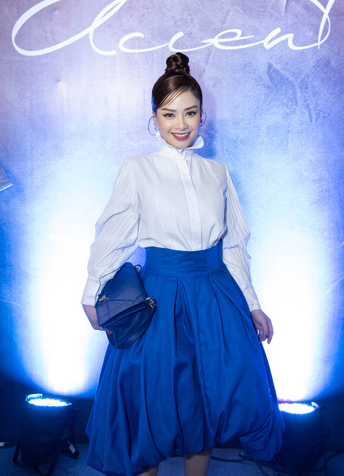 Dương Hoàng Yến mắt xanh biếc và áo trắng tinh khôi