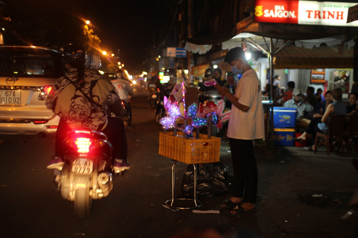 Trước thềm Noel, xóm đạo tại TP.HCM lấp lánh ánh đèn, người dân nô nức đổ về tham quan Ảnh 5