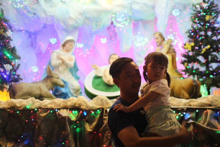 Trước thềm Noel, xóm đạo tại TP.HCM lấp lánh ánh đèn, người dân nô nức đổ về tham quan Ảnh 3