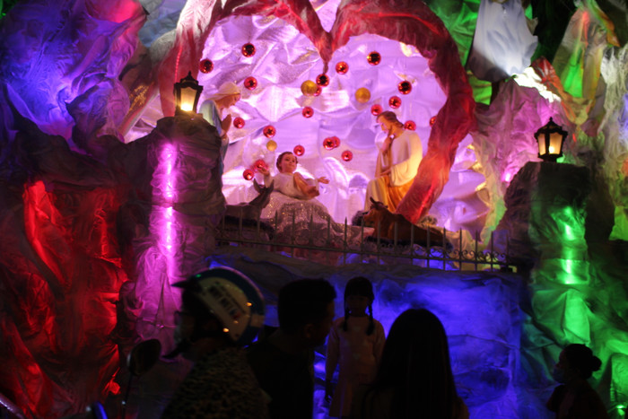 Trước thềm Noel, xóm đạo tại TP.HCM lấp lánh ánh đèn, người dân nô nức đổ về tham quan Ảnh 10