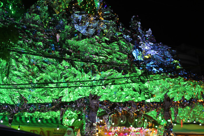 Trước thềm Noel, xóm đạo tại TP.HCM lấp lánh ánh đèn, người dân nô nức đổ về tham quan Ảnh 13