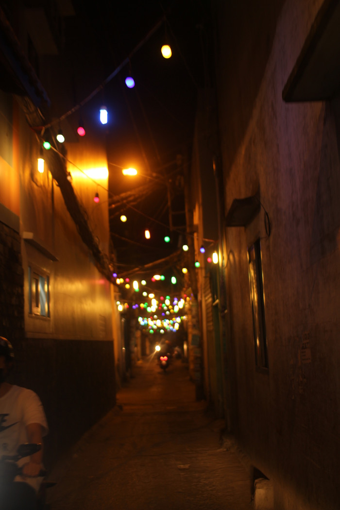 Không khí giáng sinh len lỏi vào trong con hẻm nhỏ