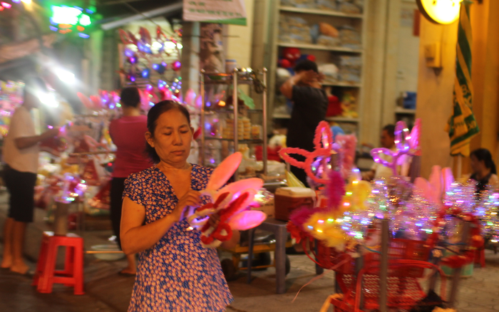 Trước thềm Noel, xóm đạo tại TP.HCM lấp lánh ánh đèn, người dân nô nức đổ về tham quan Ảnh 2