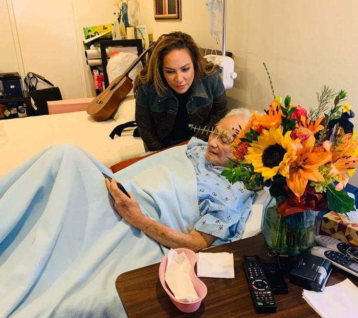 Ca sĩ Thanh Hà thăm nhạc sĩ Lam Phương cách đây 1 năm