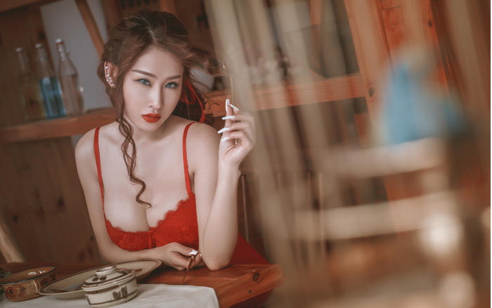 DJ Oxy mặc nội y ren đỏ, hóa bà già Noel nóng bỏng Ảnh 2