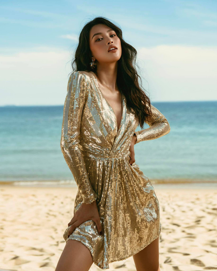 Trong dáng váy dài tay sequin xẻ ngực tôn lên làn da nâu của nàng Hậu Tiểu Vy