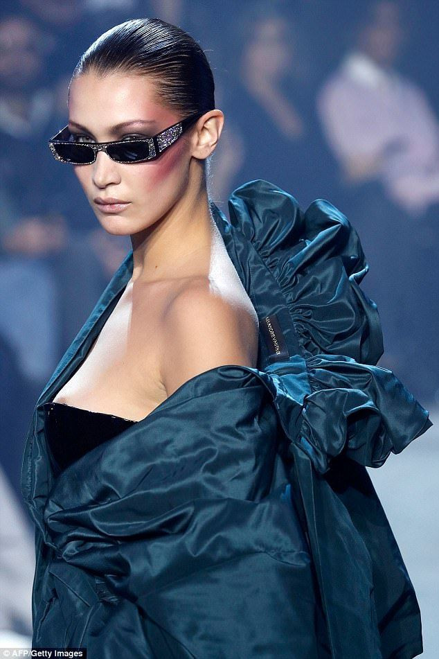 Bella Hadid với kính mắt vuông là một trong những phụ kiện đặc trưng của năm 2000