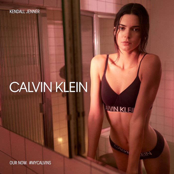 Kiểu áo bikini mà Tiểu Vy mặc cũng giống với chân dài Kendall Jenner từng mặc