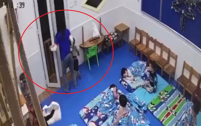 Phạt bé trai 3 tuổi đứng ngoài cửa lớp giữa trời lạnh, nữ giáo viên bị sa thải Ảnh 2