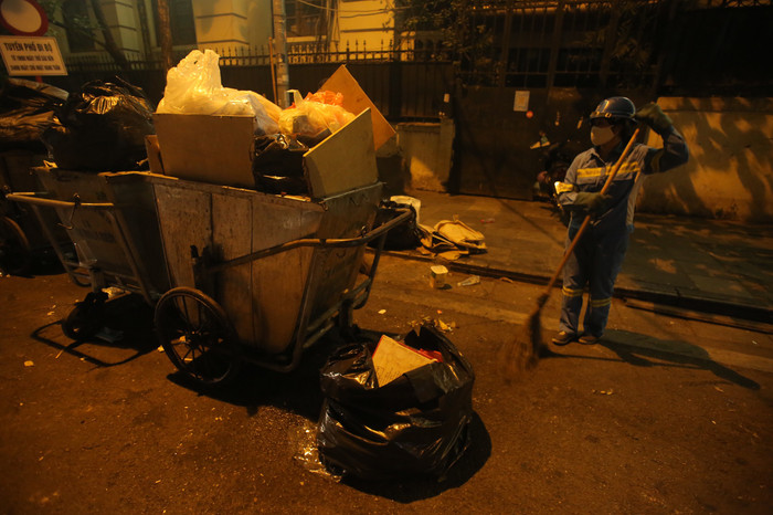 Rác tràn ngập đường phố Hà Nội sau đêm Noel, công nhân vật lộn quét dọn đến sáng Ảnh 13