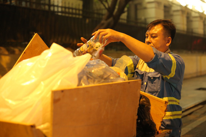 Theo những công nhân này cho biết, rác sẽ được thu dọn sạch sẽ trước khi trời sáng để đảm bảo sạch sẽ cho đường phố Hà Nội khi bước vào ngày mới.