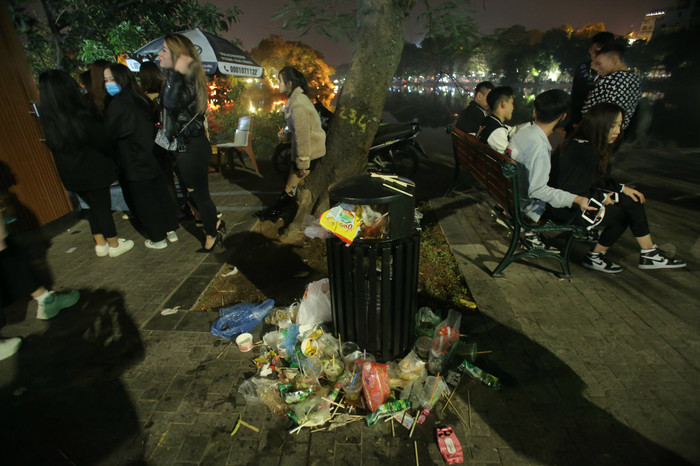 Sau khi vui chơi thỏa thích, từ 0h ngày 25/12, người dân trở về nhà và để lại rác khắp các tuyến đường dọc bờ hồ Hoàn Kiếm.