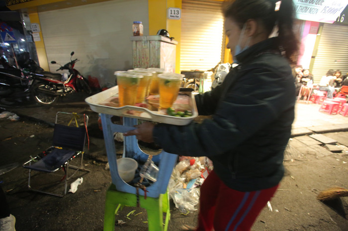 Mặc dù có thùng đựng rác được bố trí quanh khu vực bờ hồ Hoàn Kiếm thế nhưng nhiều người vẫn bạ đâu vứt đó.