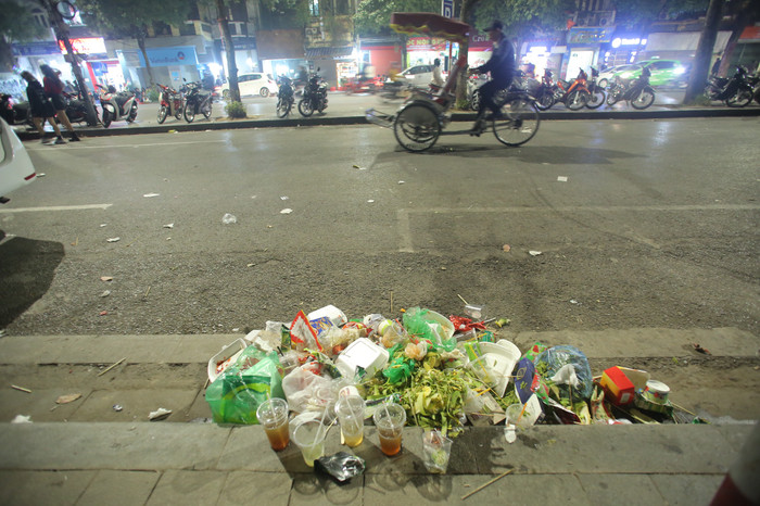 Rác tràn ngập đường phố Hà Nội sau đêm Noel, công nhân vật lộn quét dọn đến sáng Ảnh 2