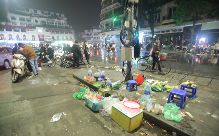 Rác tràn ngập đường phố Hà Nội sau đêm Noel, công nhân vật lộn quét dọn đến sáng Ảnh 2