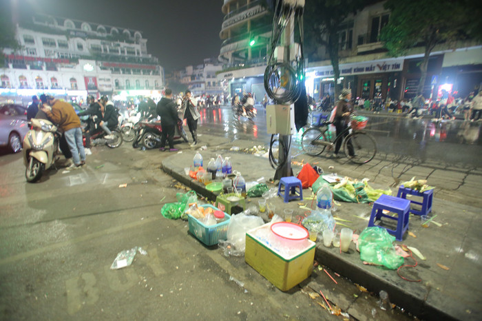 Tối 24/12, hàng vạn người dân Hà Nội đổ ra đường đón Giáng sinh. Cầu mong một mùa Noel an lành, ấm áp, hạnh phúc...