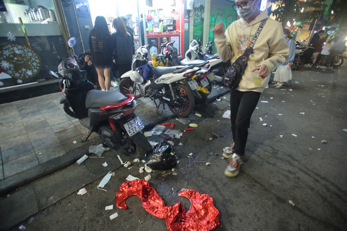 Rác tràn ngập đường phố Hà Nội sau đêm Noel, công nhân vật lộn quét dọn đến sáng Ảnh 4