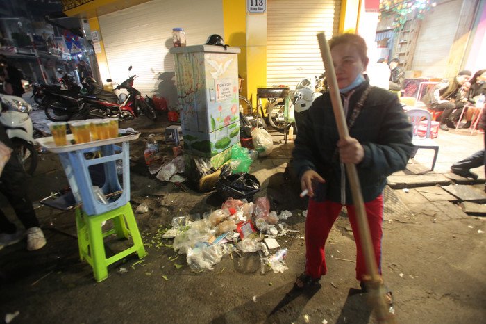 Rác tràn ngập đường phố Hà Nội sau đêm Noel, công nhân vật lộn quét dọn đến sáng Ảnh 6