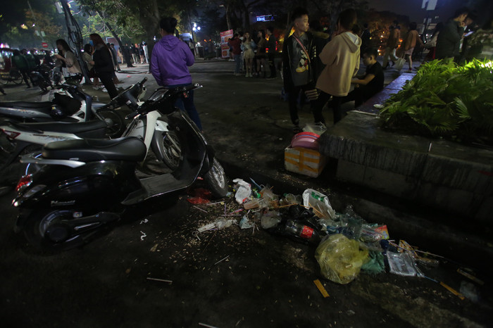 Nơi được vứt rác phổ biến nhất là ở các gốc cây, vỉa hè, lề đường với đủ loại bao bì, vỏ hộp.