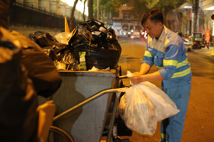 Rác tràn ngập đường phố Hà Nội sau đêm Noel, công nhân vật lộn quét dọn đến sáng Ảnh 15