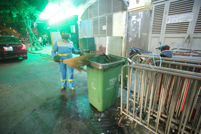 Theo công nhân vệ sinh môi trường những ngày này họ đều phải làm việc tới thấu sáng để dọn dẹp.