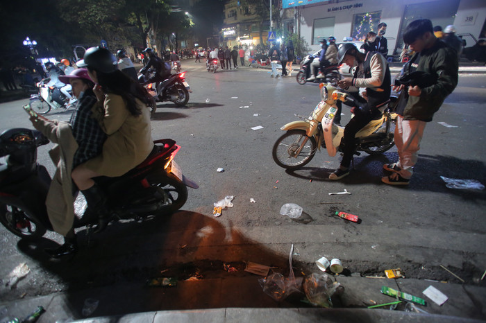 Đâu đâu cũng thấy rác.